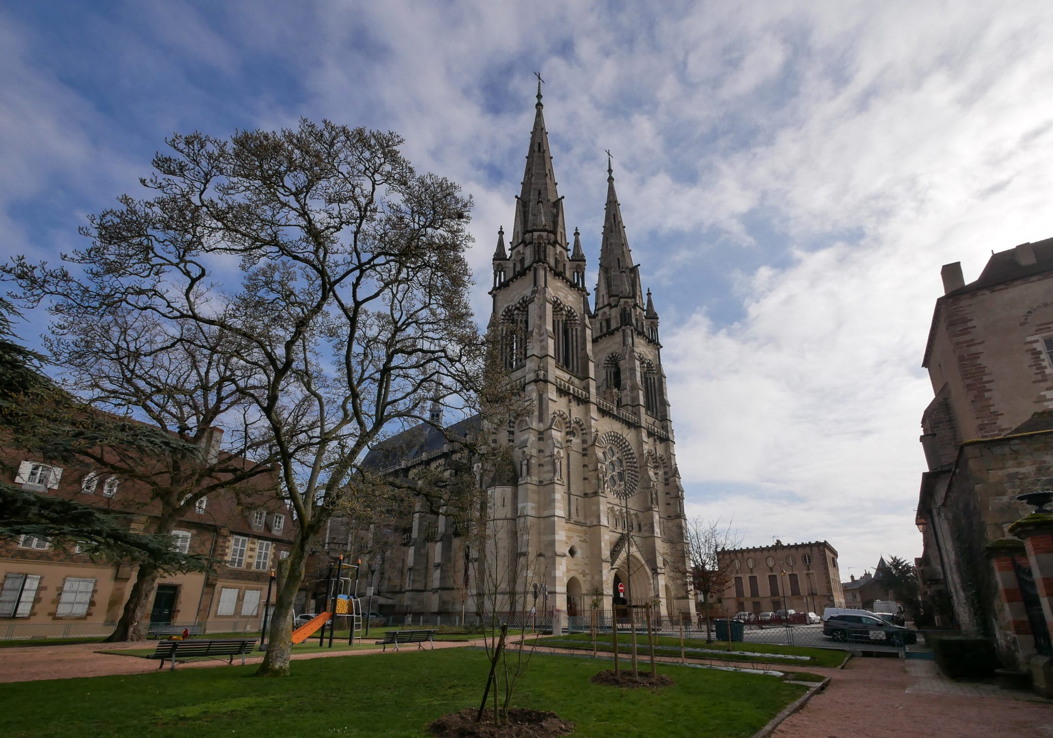 Cathédrale Notre-Dame de Moulins — analyse des prix immobiliers par quartier en 2026