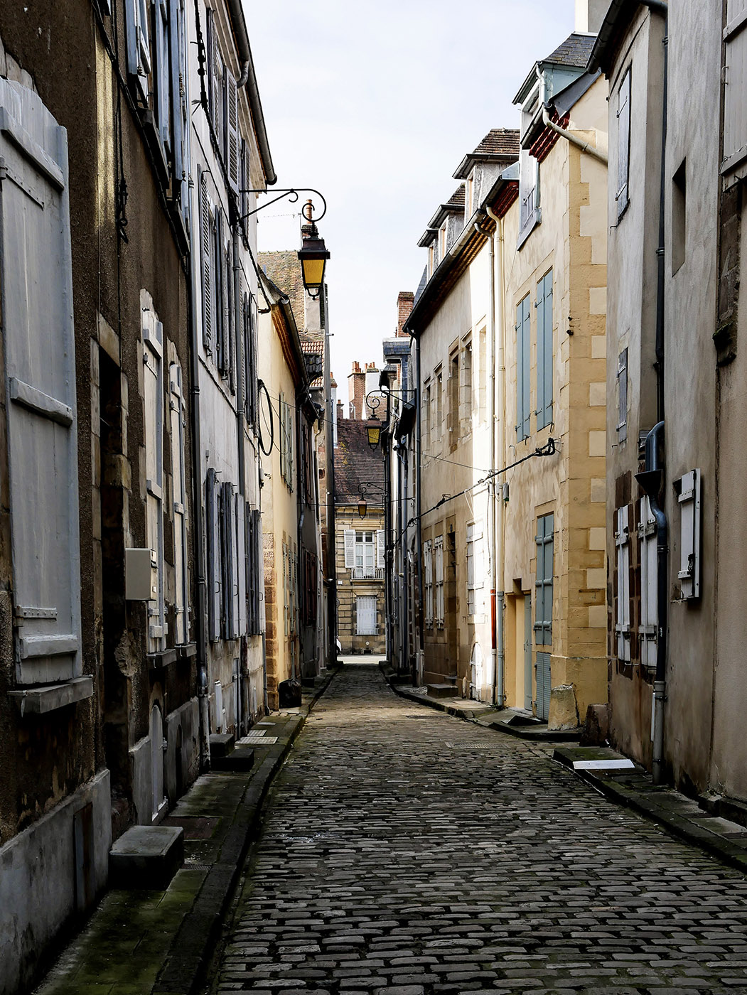 Rue commerçante et façades anciennes de Moulins — maison ou appartement