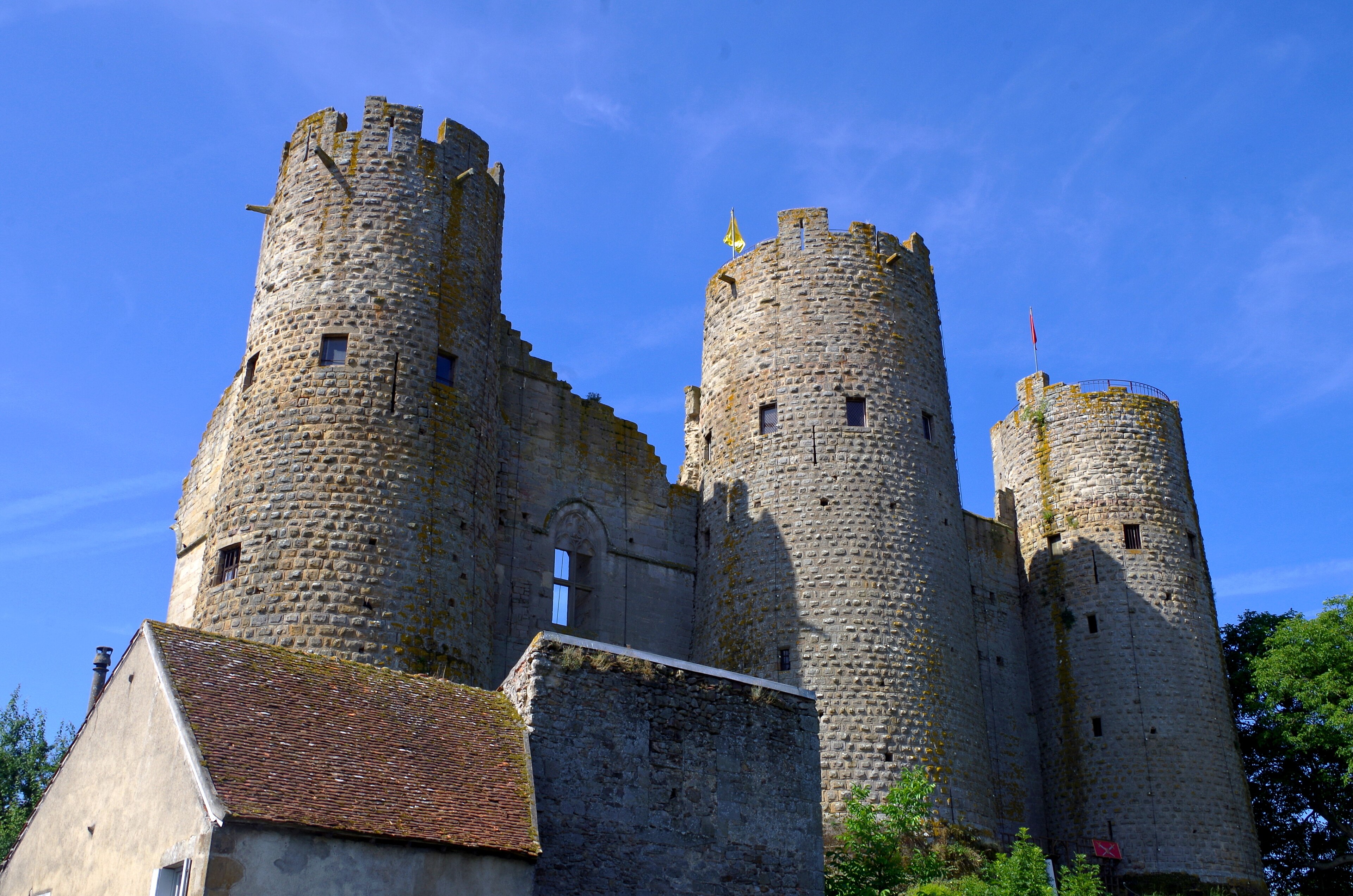 Bourbon-l'Archambault : château des Ducs de Bourbon et station thermale