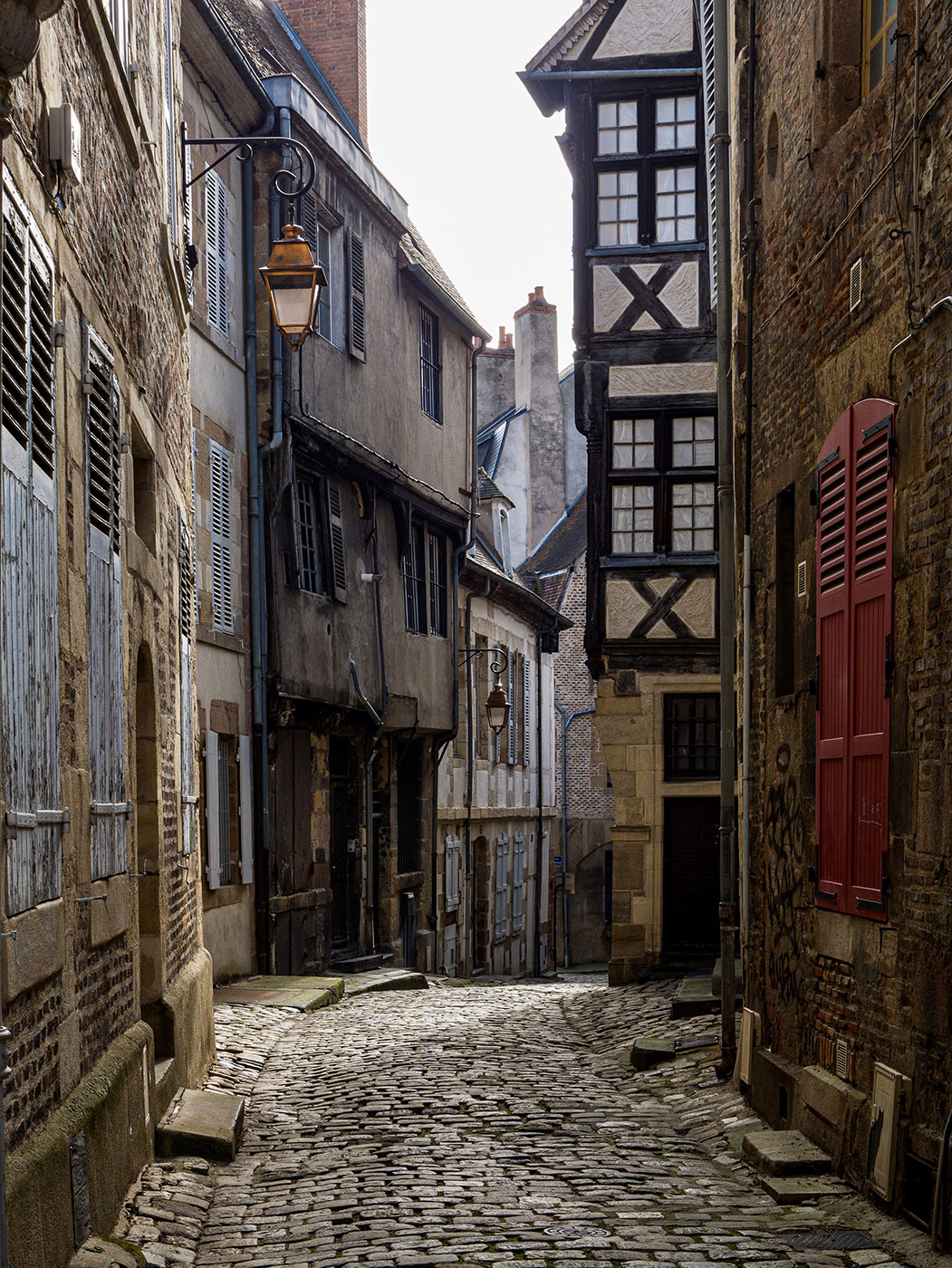Ruelle pavée et bâtisses anciennes de Moulins — rénovation énergétique